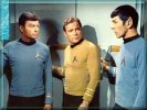 McCoy, Kirk a Spock v bou°livΘ debat∞ ve v²tahu