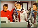 Spock a McCoy ve skafandrech